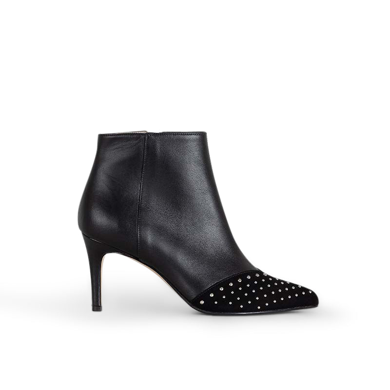 Foxy Studs Black
